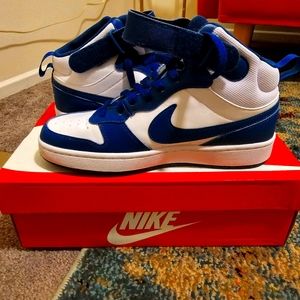 6.5 Nike Court Borough Mid 2 ( fits woman's 8)